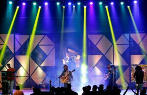 Aymen Slakdji remporte le 1er prix au Festival de la wilaya d’Alger de la chanson chaâbi Aymen Slakdji sur scène en train de gagner le 1er prix au Festival de la wilaya d'Alger de la chanson chaâbi