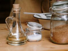 Le Maroc, la fin du Ramadan : la question du « droit du sel » des femmes – Une appelle à l’action Femme marocaine en train de préparer du couscous pendant le Ramadan avec un bol de sel en arrière-plan