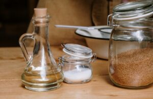 Le Maroc, la fin du Ramadan : la question du « droit du sel » des femmes – Une appelle à l’action Femme marocaine en train de préparer du couscous pendant le Ramadan avec un bol de sel en arrière-plan
