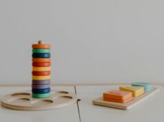 Cadeaux de l’Aïd pour enfants : idées originales et budget maîtrisé Enfant ouvrant un cadeau de l'Aïd avec joie et surprise