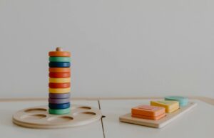 Cadeaux de l’Aïd pour enfants : idées originales et budget maîtrisé Enfant ouvrant un cadeau de l'Aïd avec joie et surprise