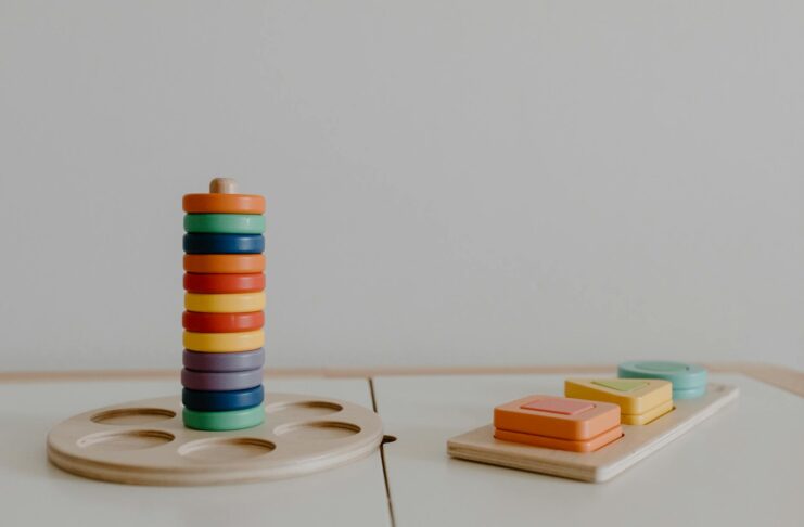 Enfant ouvrant un cadeau de l'Aïd avec joie et surprise