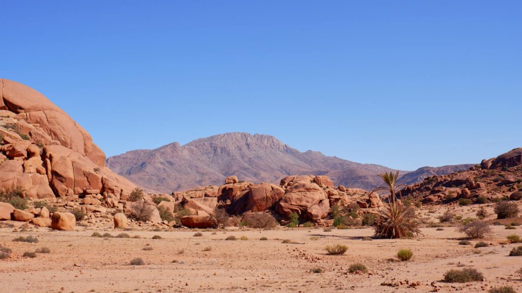 Famille autour d'un plat de cuisine berbere dans les montagnes de l'Atlas marocain