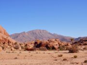 Un voyage culinaire dans la découverte de la cuisine berbère dans l’Atlas : un riche héritage gastronomique Famille autour d'un plat de cuisine berbere dans les montagnes de l'Atlas marocain
