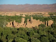 KA-IN : Cirque et culture berbère en mouvement à Alès et Nîmes Couple aux yeux fermés regardant le cirque berbère en performance au château d'Alès