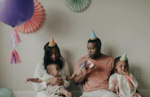 Célébrer Yennayer, l’An nouveau berbère avec joie et fierté : un appel aux Maghrébins de la diaspora Maghrébin célébrant Yennayer avec famille autour d'une table de réunion