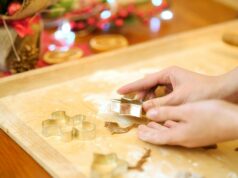 Comment préparer des pastillas marocaines sucrées-salées : un délicieux plaisir culinaire Famille préparant des pastilles marocaines sucrées-salées en cuisine