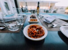 Chebakia marocaine : la recette traditionnelle pour les soirées du Ramadan Chebakia Marocaine pastries on a Ramadan table with family gathering