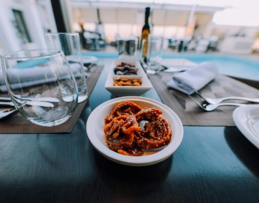 Chebakia marocaine : la recette traditionnelle pour les soirées du Ramadan Chebakia Marocaine pastries on a Ramadan table with family gathering