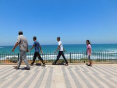 ONMT : une nouvelle impulsion pour stimuler le tourisme intérieur au Maroc Famille voyageant au Maroc, visite de site touristique avec ONMT en arrière-plan