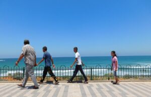 ONMT : une nouvelle impulsion pour stimuler le tourisme intérieur au Maroc Famille voyageant au Maroc, visite de site touristique avec ONMT en arrière-plan