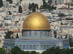 La Türkiye condamne les attaques israéliennes contre les fidèles à la mosquée Al-Aqsa pendant l’Aïd : un appel à l’unité pour la défense de notre patrimoine religieux Turkish president speaking at a rally, with Al-Aqsa Mosque in the background