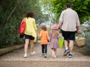 Le Maroc dépasse ses objectifs et s’impose comme destination majeure en Afrique Famille qui visite une mosquée marocaine pendant leur séjour de vacances