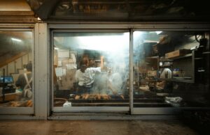 Le Pouletori Algérien au cœur de Tokyo : l’histoire d’un rôtisseur maghrébin Algerian rotisserie chef preparing dish in Tokyo