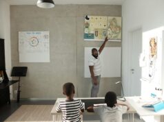 55 caractères : Expliquer Aïd el-Fitr aux enfants nés en France Enfants français écoutant une explication sur Aid el-Fitr en compagnie d'un parent