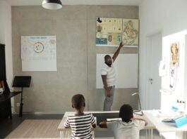 Enfants français écoutant une explication sur Aid el-Fitr en compagnie d'un parent