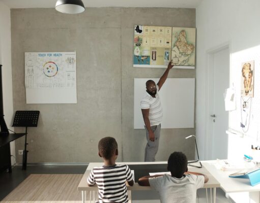 55 caractères : Expliquer Aïd el-Fitr aux enfants nés en France Enfants français écoutant une explication sur Aid el-Fitr en compagnie d'un parent