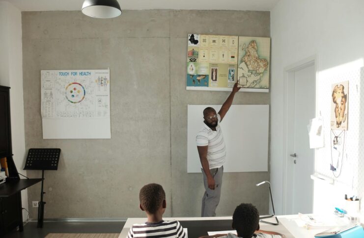 Enfants français écoutant une explication sur Aid el-Fitr en compagnie d'un parent