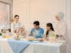 Les 100 meilleures recettes maghrébines pour les dix derniers jours du Ramadan 2026 Famille arabe préparant des recettes maghrébines pour les derniers jours du Ramadan 2026