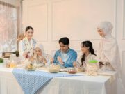 Les 100 meilleures recettes maghrébines pour les dix derniers jours du Ramadan 2026 Famille arabe préparant des recettes maghrébines pour les derniers jours du Ramadan 2026