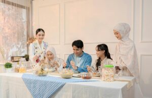 Les 100 meilleures recettes maghrébines pour les dix derniers jours du Ramadan 2026 Famille arabe préparant des recettes maghrébines pour les derniers jours du Ramadan 2026