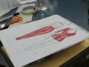 Fatma Ben Abdallah, une icône de la mode maghrébine : une révolution dans la création et la portée Fatma Ben Abdallah en train de créer une robe maghrébine avec des matériaux traditionnels