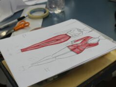 Fatma Ben Abdallah, une icône de la mode maghrébine : une révolution dans la création et la portée Fatma Ben Abdallah en train de créer une robe maghrébine avec des matériaux traditionnels