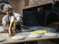 Recette du Pain Matlouh traditionnel par le chef franco-algérien Mohamed Cheikh Chef Mohamed Cheikh préparant du pain Matlouh traditionnel au Maghreb