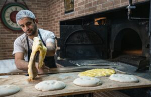 Recette du Pain Matlouh traditionnel par le chef franco-algérien Mohamed Cheikh Chef Mohamed Cheikh préparant du pain Matlouh traditionnel au Maghreb