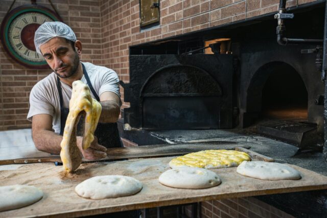 Chef franco-algérien cuisine pain Matlouh Chef Mohamed Cheikh préparant du pain Matlouh traditionnel au Maghreb