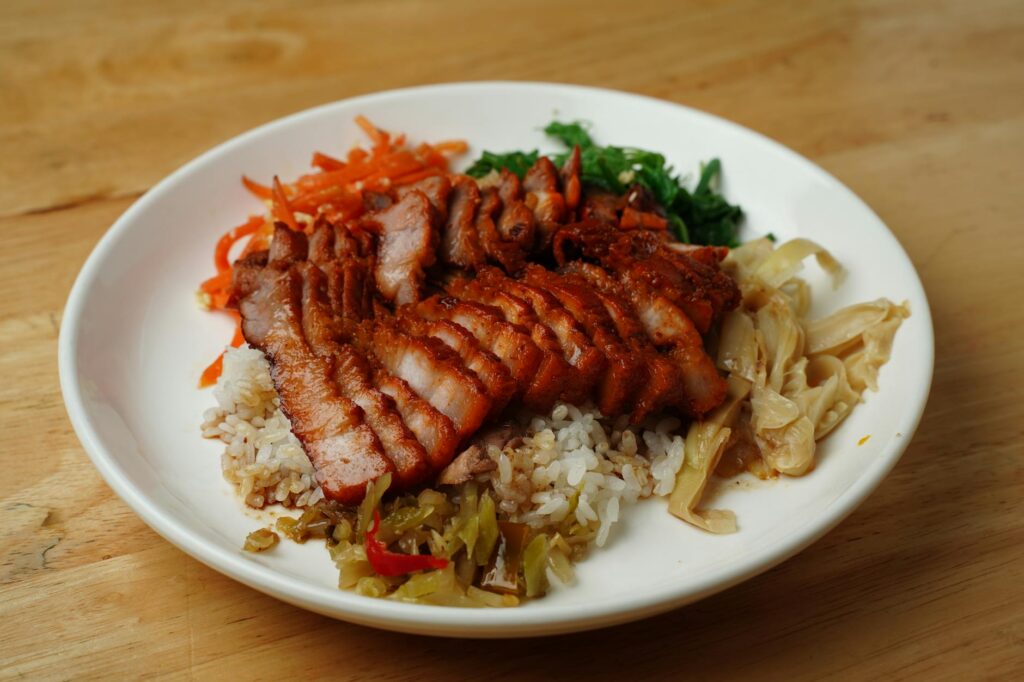 Msemens algériens avec divers ingrédients farcis sur une table de cuisine