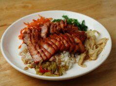 Découvrez tout ce qu’il y a à savoir sur les Msemens, un plat traditionnel algérien Msemens algériens avec divers ingrédients farcis sur une table de cuisine