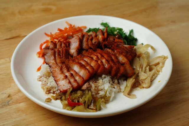 Msemens algériens avec divers ingrédients farcis sur une table de cuisine