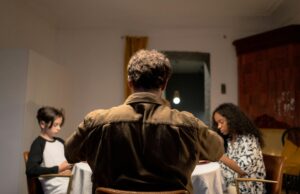 Le développement de la gastronomie algérienne à Paris : un nouvel élan pour les Maghrébins dans la diaspora Algerian family enjoying a meal at a Parisian restaurant