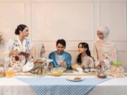 Fin du Ramadan 2026 : date de l’Aïd el-Fitr et suggestions de recettes pour le menu Famille maghrébine célébrant l'Aid el-Fitr autour d'un grand plat de recettes traditionnelles