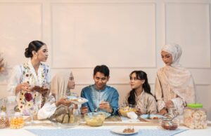 Fin du Ramadan 2026 : date de l’Aïd el-Fitr et suggestions de recettes pour le menu Famille maghrébine célébrant l'Aid el-Fitr autour d'un grand plat de recettes traditionnelles