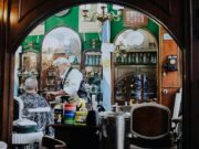 L’artisanat marocain au Salon « Rétromobile 2026 » de Paris : savoir-faire artisanal et créations innovantes Artisans marocains présentant leurs créations innovantes au Salon Rétromobile 2026 à Paris