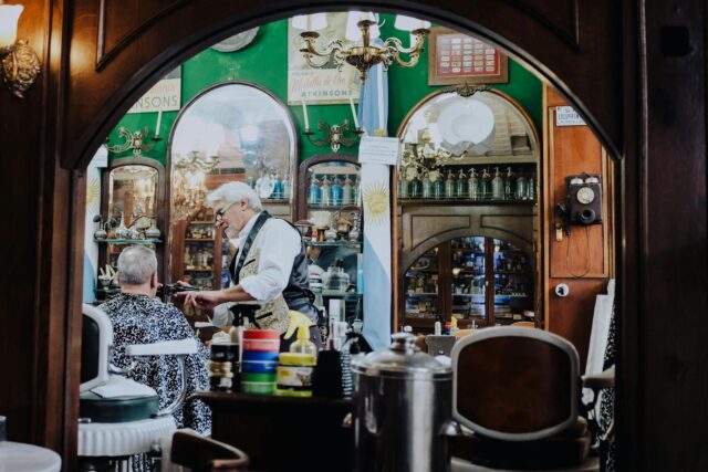 Artisans marocains présentant leurs créations innovantes au Salon Rétromobile 2026 à Paris