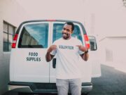 L’influenceuse maghrébine partage son voyage chantier solidaire au Maroc Influenceuse maghrébine donnant une bouteille d'eau à un enfant marocain dans une région rurale