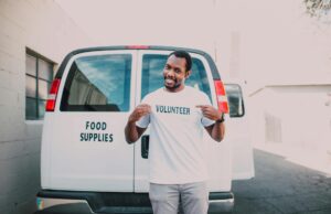 L’influenceuse maghrébine partage son voyage chantier solidaire au Maroc Influenceuse maghrébine donnant une bouteille d'eau à un enfant marocain dans une région rurale