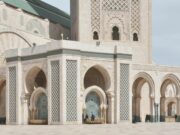 Garder l’élan spirituel du Ramadan après l’Aïd : Conseils pour les Maghrébins de la diaspora Maghrébins en prière après Aïd al-Fitr, continuant leur spiritualité en dehors du Ramadan