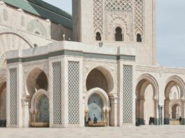 Maghrébins en prière après Aïd al-Fitr, continuant leur spiritualité en dehors du Ramadan