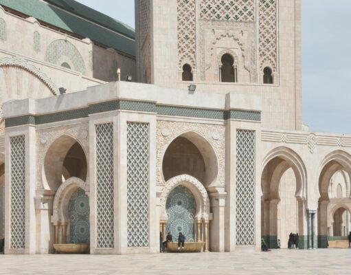 Garder l’élan spirituel du Ramadan après l’Aïd : Conseils pour les Maghrébins de la diaspora Maghrébins en prière après Aïd al-Fitr, continuant leur spiritualité en dehors du Ramadan