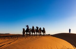 Maroc dépasse ses objectifs en tant que destination majeure en Afrique : tendances touristiques à observer Moroccan family enjoying eco-friendly adventure in the Sahara desert