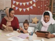 Ramadan Kareem 2026 : La pratique du mois saint en harmonie avec les applications innovantes Muslim family using innovative apps during Ramadan Kareem 2026