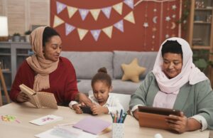 Ramadan Kareem 2026 : La pratique du mois saint en harmonie avec les applications innovantes Muslim family using innovative apps during Ramadan Kareem 2026