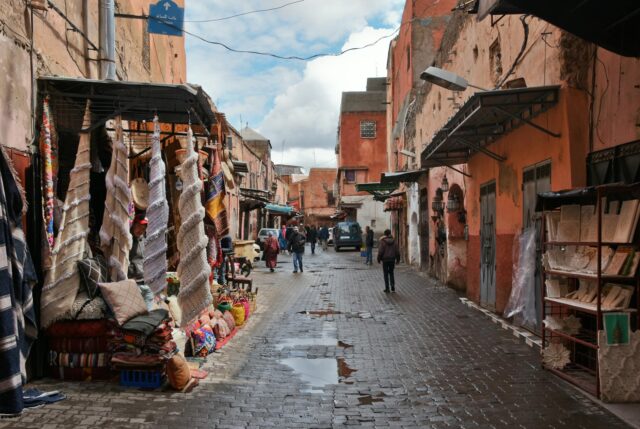 Famille visitant une ville du Maroc pendant le tourisme interne