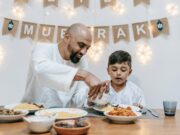 Comment préparer l’Aïd el-Fitr : guide complet pour les familles maghrébines Famille maghrébine nettoyant et décorant leur maison pour Aid el-Fitr