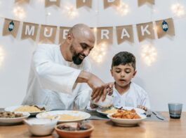 Famille maghrébine nettoyant et décorant leur maison pour Aid el-Fitr