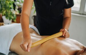 Le spa De A à Zen à Vitré : une nouvelle gérante pour un nouvel élan Nouvelle gérante Fatima devant le spa De A à Zen à Vitré